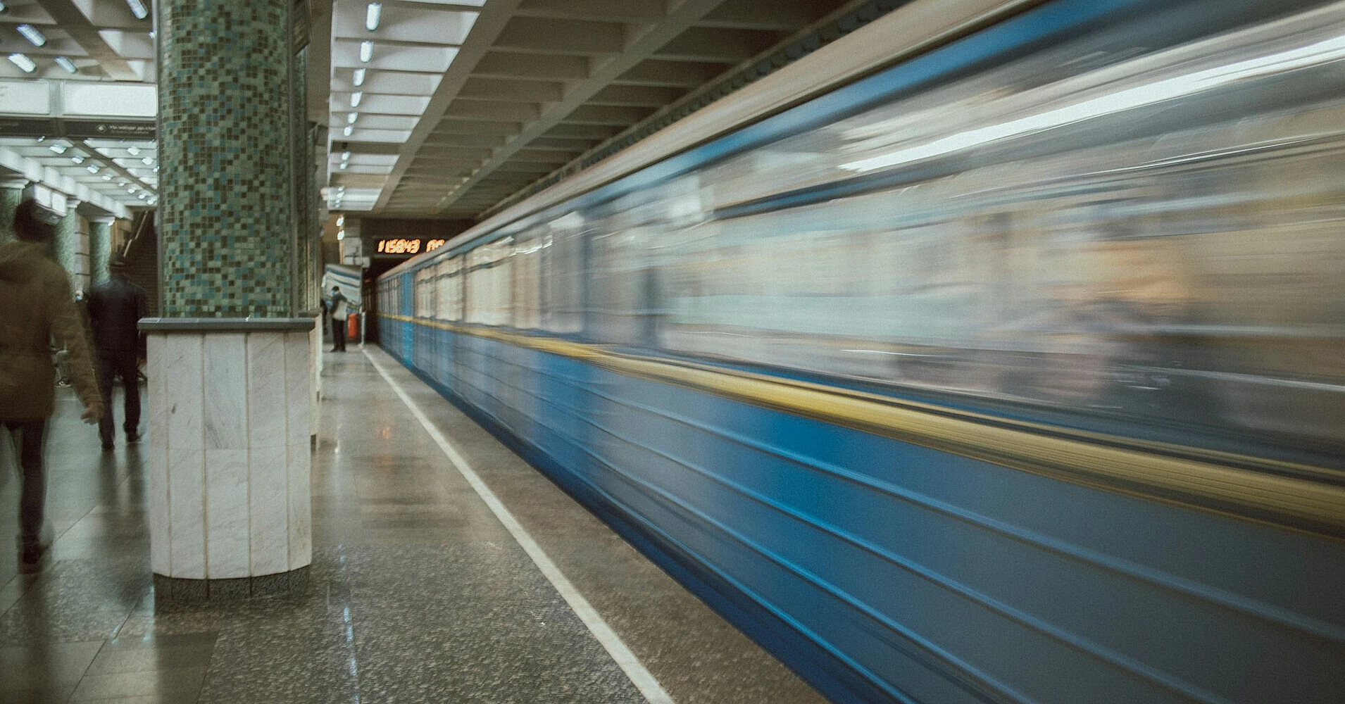 У Києві відновили рух червоною лінією метро після обстрілу, але з обмеженням