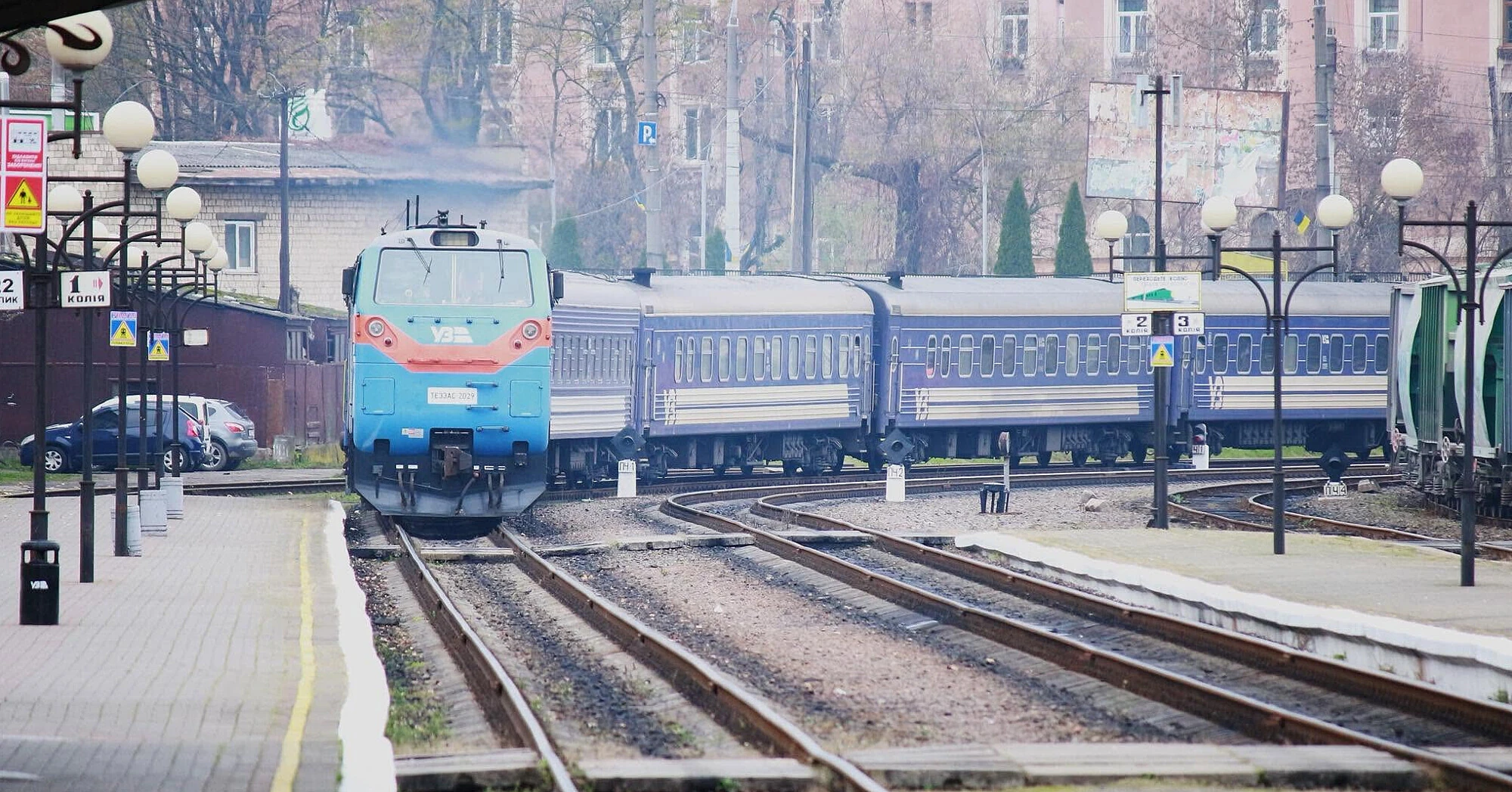 Через російські обстріли поїзди в Україні затримуються майже на 17 годин Через російські обстріли поїзди в Україні затримуються майже на 17 годин