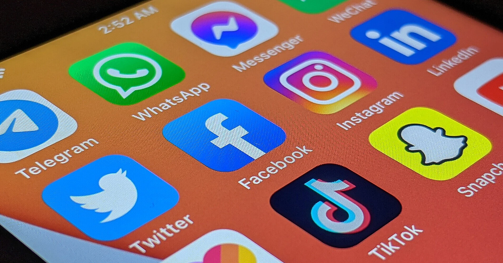 Австралія готує судові позови проти Facebook, TikTok та YouTube