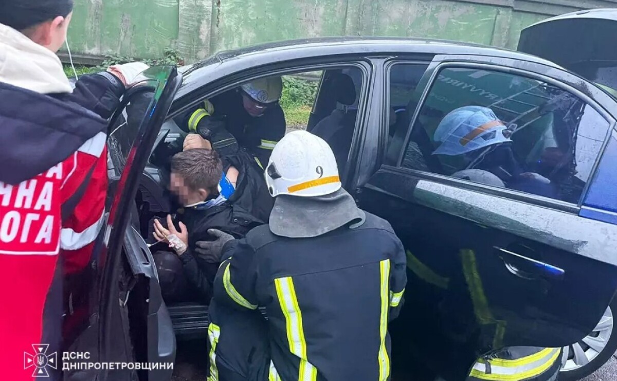 У Кам’янському ЗАЗ Vida зіткнувся з причепом вантажівки: водія затисло в салоні У Кам’янському ЗАЗ Vida зіткнувся з причепом вантажівки: водія затисло в салоні