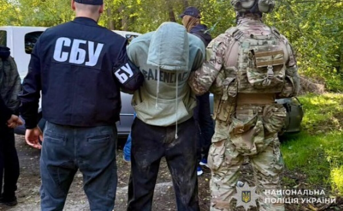 У Дніпрі поліцейські спільно з СБУ викрили чоловіка, причетного до незаконного збуту зброї та боєприпасів У Дніпрі поліцейські спільно з СБУ викрили чоловіка, причетного до незаконного збуту зброї та боєприпасів