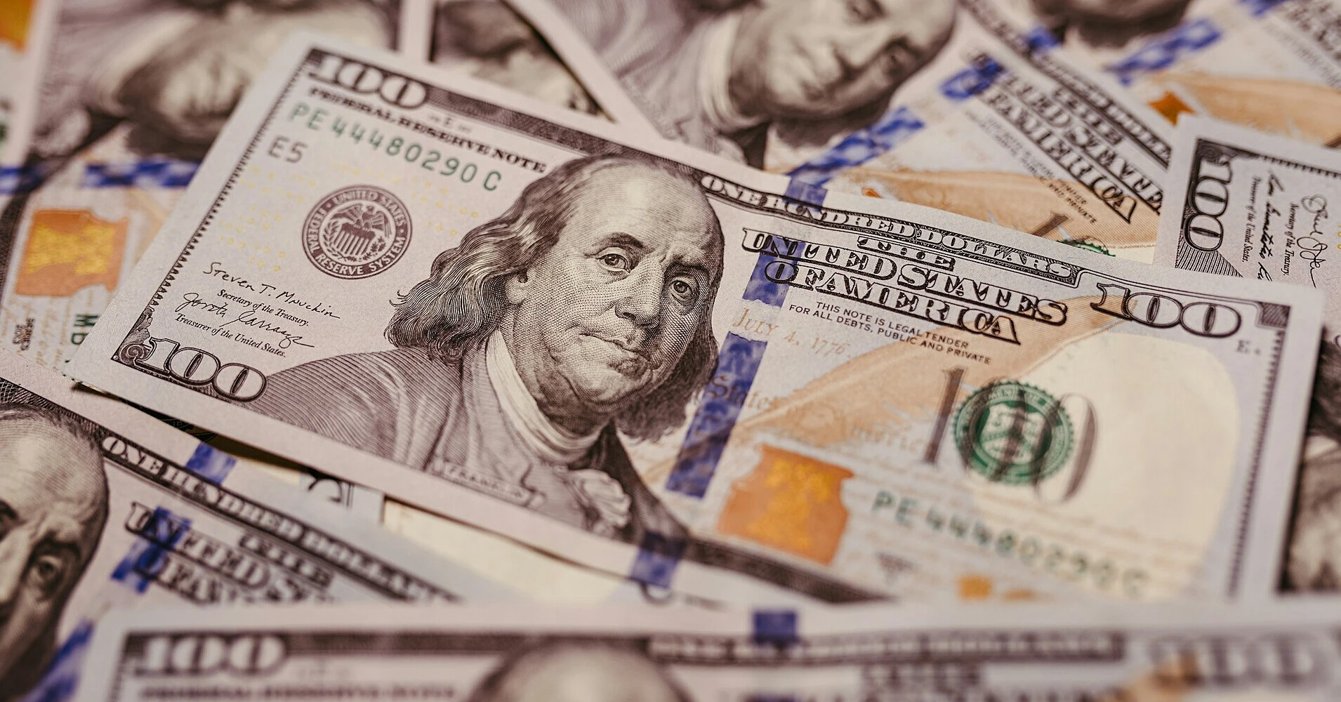 Долар повернувся нижче психологічної межі після активних продажів НБУ Долар повернувся нижче психологічної межі після активних продажів НБУ